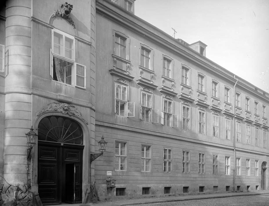 Das elfachsige und dreigeschossige Haus Priesterstraße 12 (heute Henning-von-Tresckow-Straße 12 geht zurück auf den Umbau des 1736 nach einem erhalten gebliebenen Entwurf von Friedrich Wilhelm Diterichs erbauten Wohnhauses für den Hofmaler Johann Adelfing. Der palaisartige Bau hatte elf Achsen, zwei Geschosse und ein hohes Mansarddach. Der dreiachsige Mittelrisalit mit Fronton nahm den Eingang und die einachsigen Seitenrisalite Durchfahrten auf. Für den Gärtner Johann Georg Morsch, der Adelfinks Witwe geheiratet hatte, wurde das Haus 1777 nach Entwurf von Georg Christian Unger komplett umgebaut und aufgestockt. Die Fassade wurde dabei weitgehend nivelliert und zurückhaltend stuckiert, Fronton und Mansarddach entfernt. In der rechten äußeren Achse verblieb die Durchfahrt als einziger Zugang. Die Häuser Priesterstraße 12 bis 13 dienen seit 1809 Verwaltungszwecken und gehören heute zum Komplex des Brandenburgischen Innenministeriums und der Polizeiinspektion Potsdam. (Thomas Sander, 2014)