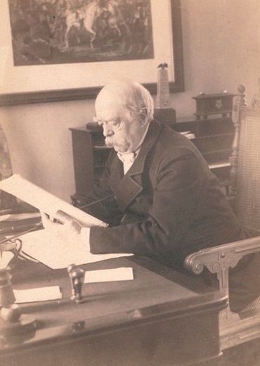 1886 Otto von Bismarck en su escritorio en Friedrichsruh