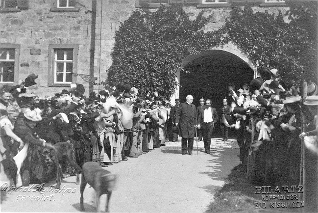 c Bismarck a Schweninger na nádvoří Horní Saline 1892 Sbírka fotografií Archiv města Bad Kissingen